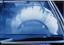 1979-1984: Phasenfoto eines Lenkrad-Airbag-Realversuches. Die Versuchsingenieure überprüften in vielen Selbstversuchen die Funktionsweise des Systems.